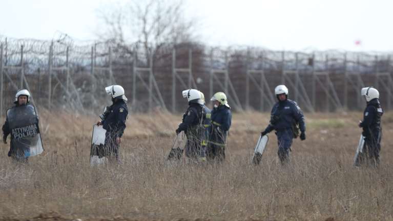 Βίντεο: "Οργανωμένοι" μετανάστες στον φράχτη - Χημικά και πέτρες εναντίον αστυνομικών
