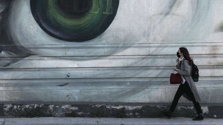 Ηχηρό "καμπανάκι" ΠΟΥ: Ο κορονοϊός θα είναι επικίνδυνος και σε ενδημικό στάδιο - Ισως να μην εξαλείψουμε ποτέ τον ιό