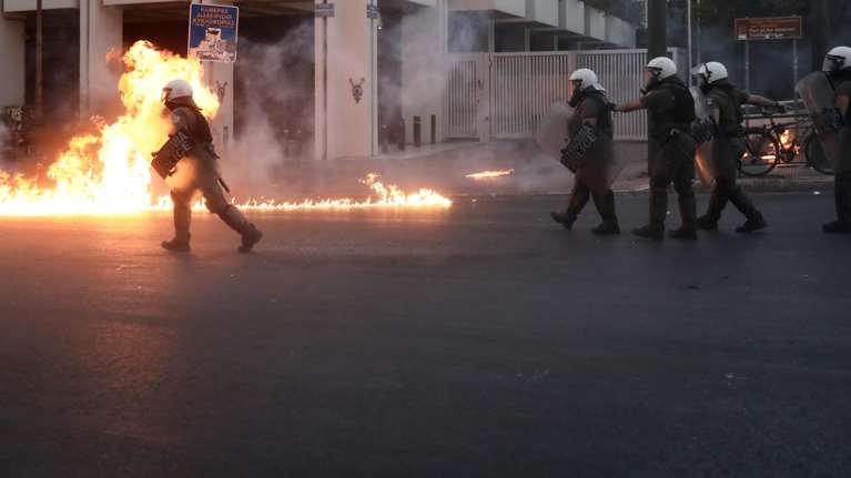 Επεισόδια στο Σύνταγμα: 117 βόμβες μολότοφ εκτοξεύτηκαν εναντίον των αστυνομικών σε 50 λεπτά - Στόχευαν τα κεφάλια