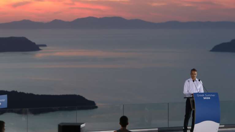 Το μήνυμα Μητσοτάκη από την μαγευτική Σαντορίνη: Δεν θα υπάρξει νέο lockdown, η Ελλάδα είναι ασφαλής χώρα