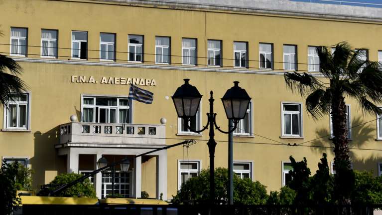 Ασθενής πήρε φωτιά σε χειρουργείο του "Αλεξάνδρα": "Αιφνίδια εμφάνιση αστοχίας σε ιατροτεχνολογικό εξοπλισμό", λέει η ΥΠΕ