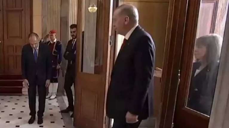 Ο Γεραπετρίτης ξεκαθάρισε τι έγινε με την υπόκλιση: Δεν την έκανα για τον Ερντογάν, αλλά για την Κατερίνα Σακελλαροπούλου