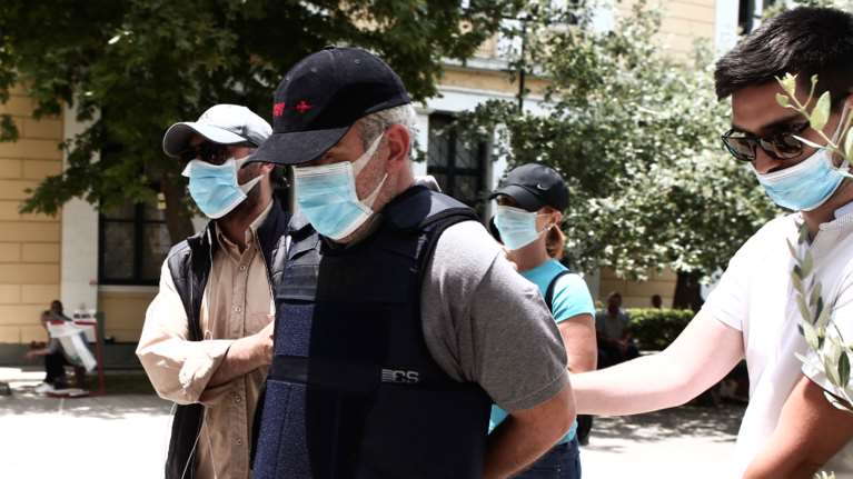 Αποκάλυψη σοκ για τον ψευτογιατρό: Πρώην υπουργός κατηγορείται ως συνεργάτης του [βίντεο]