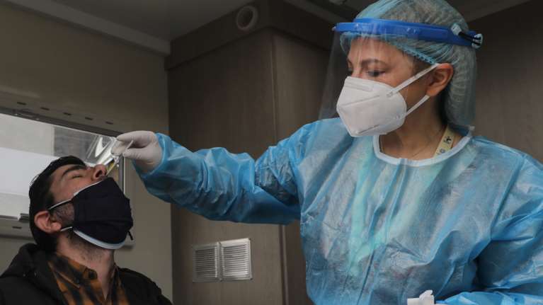 Διαγνωστικά κέντρα: Ανέφικτο να κάνουμε rapid test με τιμή 10 ευρώ