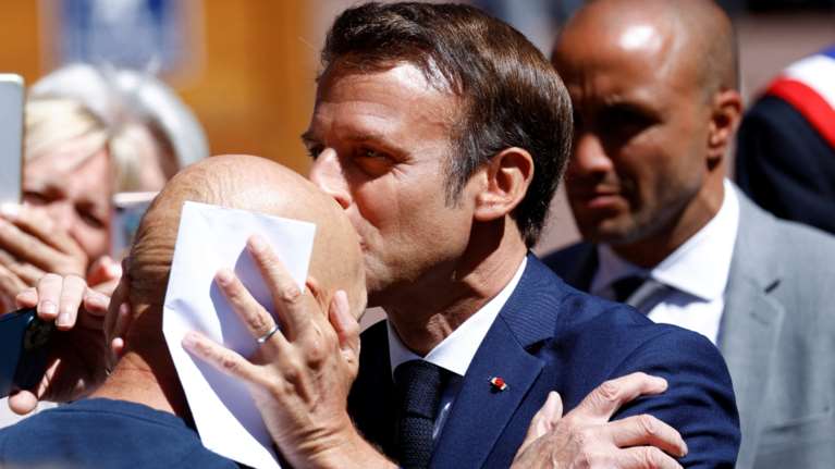 Ο Μακρόν προληπτικός; Κι όμως έχει ένα γούρι πριν από κάθε εκλογές - Ποιος είναι ο φαλακρός κύριος που του φιλάει το κεφάλι