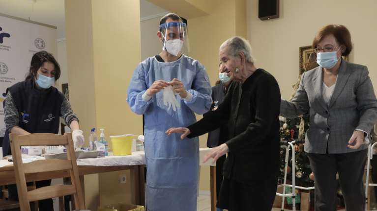 Εμβόλιο κορονοϊού: Ξεκινούν τα ραντεβού για τους 85αρηδες – Έρχονται οι πρώτες 10.000 δόσεις της Moderna