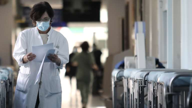 Eφιαλτικό σενάριο για την πορεία του κορονοϊού τον Σεπτέμβριο - Αυξήθηκαν κατά 25% οι εισαγωγές στα νοσοκομεία