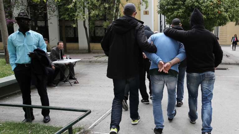 Κόρινθος: &quot;Συνέβη μόνο μια φορά, ήταν συναινετικό&quot; - Εξοργίζει ο πατέρας που βίαζε την κόρη του - Τι λέει η ανήλικη