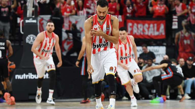 Euroleague: &quot;Ηφαίστειο&quot; ο Ολυμπιακός στο Παρίσι, &quot;έκαψε&quot; την Παρί (90-73) και αγκαλιάζει την πρωτιά