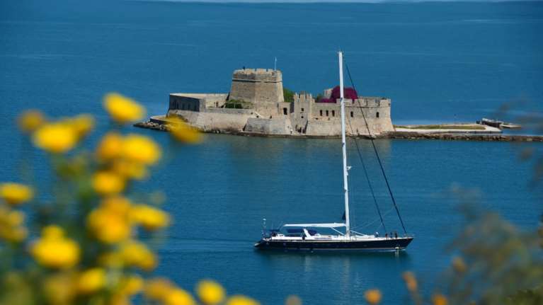 Ναύπλιο: Διχάζει το πρόστιμο των 10.000 ευρώ και το λουκέτο - Γιατί έπεσε στη θάλασσα ο ιδιοκτήτης καφέ