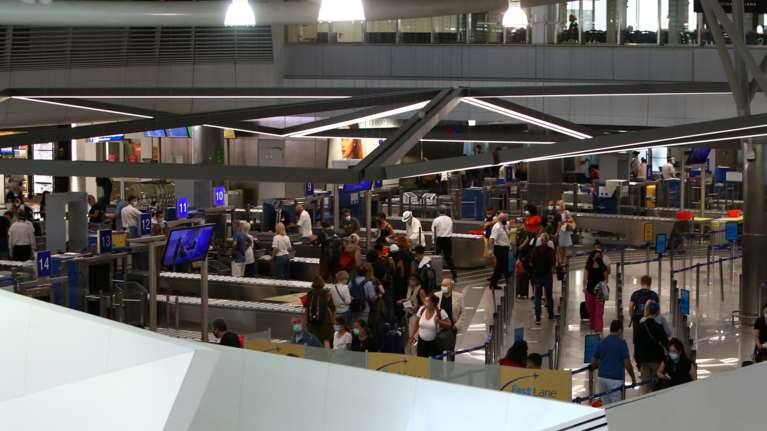 Πρόταση "βόμβα" της Κομισιόν: Απαραίτητη η τρίτη δόση για ταξίδια εντός ΕΕ