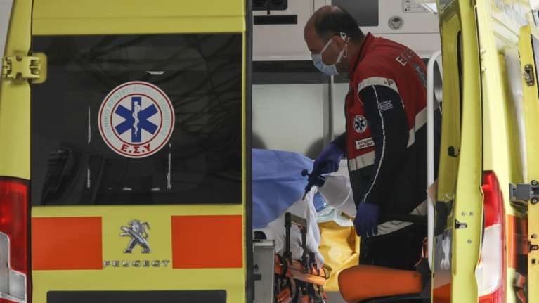 Σέρρες: 69χρονος βγήκε στην αυλή και τον καταπλάκωσε δέντρο