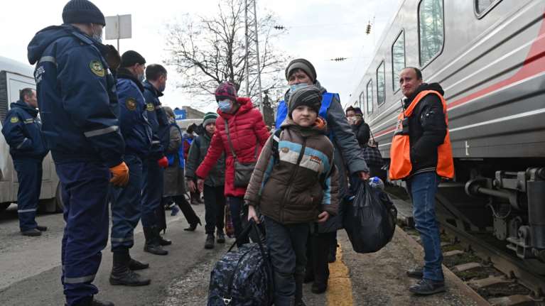 Ουκρανία: Πάνω από 96.000 πρόσφυγες έχουν μετακινηθεί σε ρωσικό έδαφος από τις αυτοανακηρυχθείσες περιοχές του Ντονμπάς