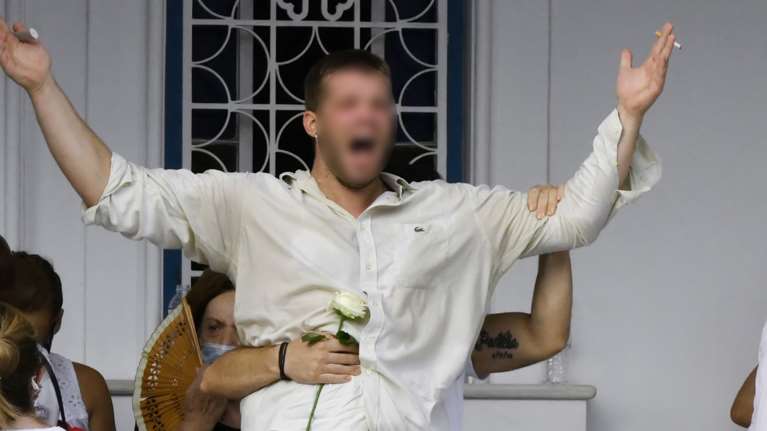 Έγκλημα στη Φολέγανδρο: Συγκλονιστικές εικόνες από την κηδεία της Γαρυφαλλιάς - Σπαρακτικός ο επικήδειος της φίλης της