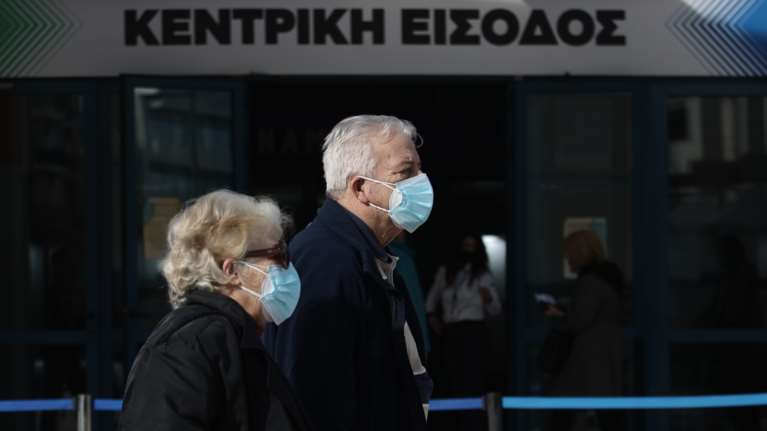 Λήγει σήμερα η προθεσμία εμβολιασμού για τους άνω των 60 - Αρχίζουν οι διασταυρώσεις για τα πρόστιμα