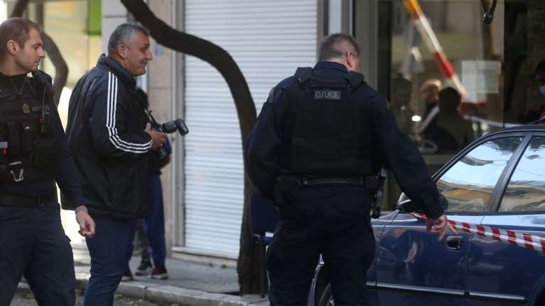 Μάχη συμμοριών στον Άγιο Παντελεήμονα: Περαστικός βρέθηκε ανάμεσα στους πυροβολισμούς και τραυματίστηκε [Εικόνες]