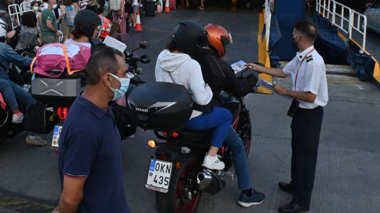 Με κορονοϊό 7 μέλη πληρώματος πλοίου με προορισμό τις Σποράδες