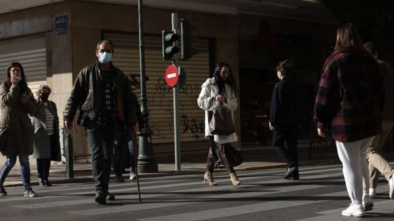 Κορονοϊός: Η Όμικρον εξαπλώνεται στην Αττική με ακόμη 17.526 κρούσματα - Στο &quot;κόκκινο&quot; η Θεσσαλονίκη με 4.877