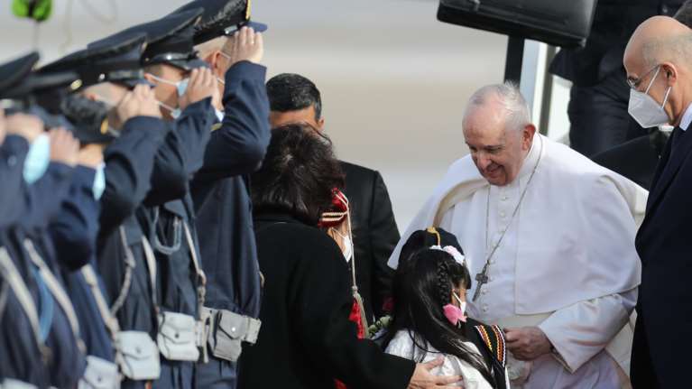 Στην Αθήνα ο Πάπας Φραγκίσκος: Η συμβολική υποδοχή στο αεροδρόμιο [Εικόνες]