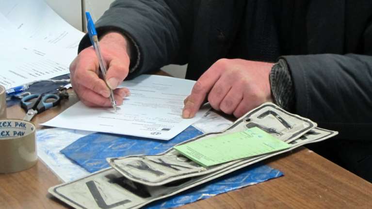 Πώς θα πάρετε πίσω τις πινακίδες του ΙΧ σας με έκπτωση έως 92%