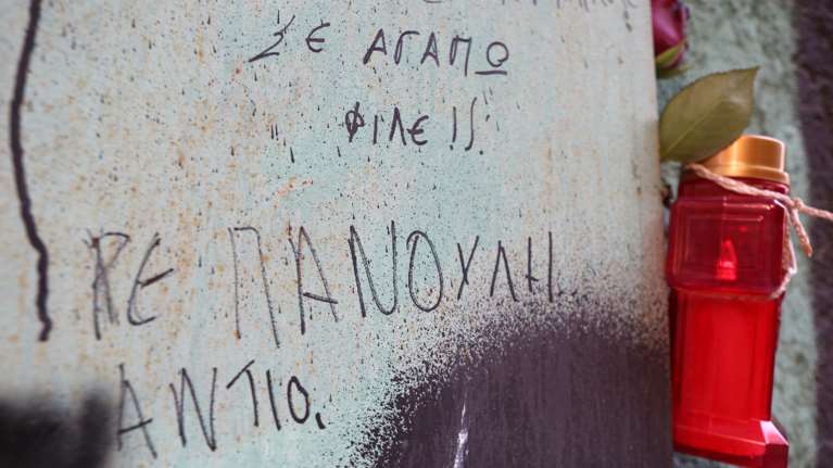 Πάνος Νάτσης: &quot;Σε αγαπώ φίλε&quot; - Τα σπαρακτικά μηνύματα στο σημείο του τροχαίου [εικόνες]