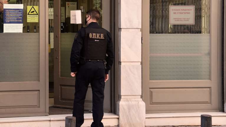 Πάτρα: Λήστεψαν τράπεζα για να πάρουν 1.500 ευρώ