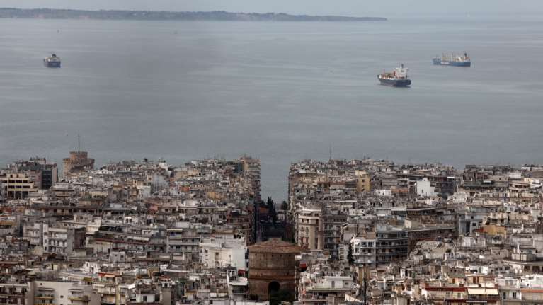 Θεσσαλονίκη - ΑΠΘ: Ο κορονοϊός πάει παραλία τα Σαββατοκύριακα - Στα ύψη το ιικό φορτίο στα λύματα