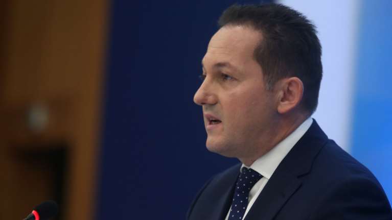 Πέτσας: 25 εκατ. δόσεις εμβολίου στην Ελλάδα έως το τέλος Ιουνίου - Και στα αγγλικά το πιστοποιητικό εμβολιασμού