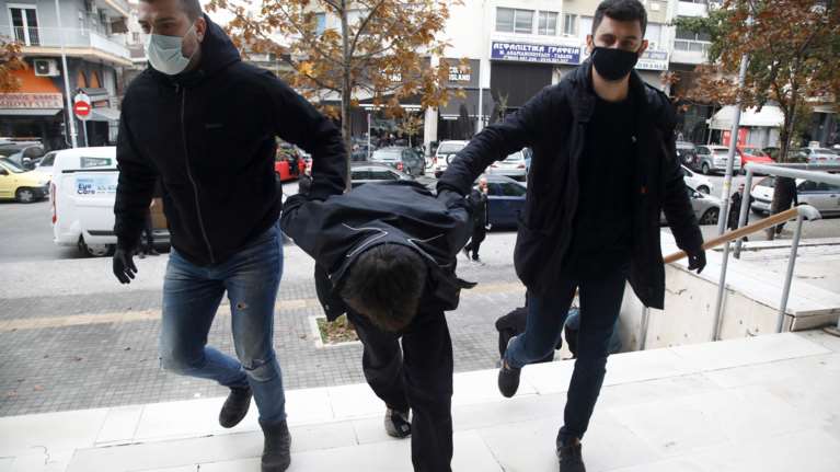Θεσσαλoνίκη: O Έλληνας δράστης της δολοφονίας του ψιλικατζή στην Τούμπα οδηγείται στα δικαστήρια [εικόνες - βίντεο]