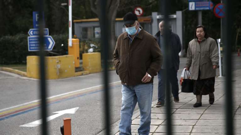 Κορονοϊός- αποκάλυψη: Σε 3 ταξί είχε μπει ο 53χρονος που νοσηλεύεται διασωληνομένος στο ΑΧΕΠΑ - Όλα μετέφεραν μαθητές