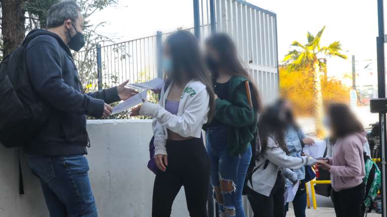 Ανοιξαν τα Λύκεια με θερμομέτρηση και βεβαιώσεις self test στο χέρι - Στα θρανία με τις μάσκες [εικόνες]