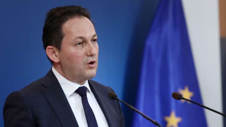 Πέτσας: Υποχρεωτική η μάσκα σε αεροπλάνα, πλοία, τρένα και ΚΤΕΛ