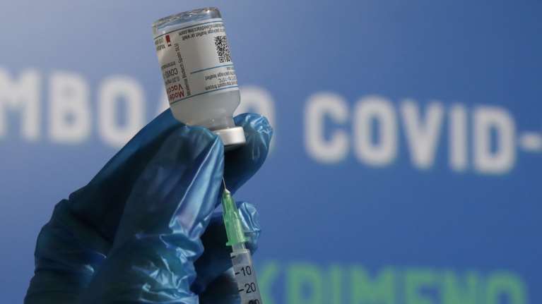 Πρόσω ολοταχώς για τους εμβολιασμούς: Πότε εμβολιάζονται 50άρηδες και ευπαθείς ομάδες