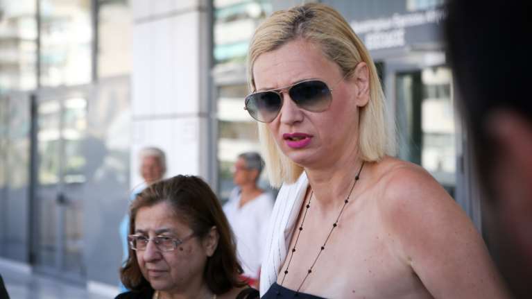 Το... τερματίζει ξανά η Ραχήλ Μακρή: Ζητά την υπογραφή Κικίλια και Κεραμέως για να φορέσει μάσκα