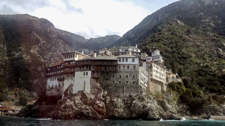 Κορονοϊός: Ανησυχία στο Άγιο Όρος - Ανεμβολίαστο το 60% των μοναχών - 9 θάνατοι μέχρι σήμερα [Βίντεο]