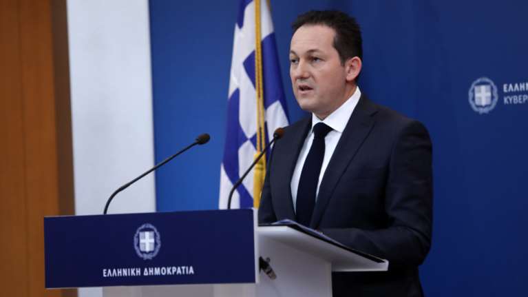 Πέτσας: &quot;Ο ΣΥΡΙΖΑ καταψήφισε τη μείωση των ασφαλιστικών εισφορών&quot; - Ψηφίστηκε το νομοσχέδιο στη Βουλή