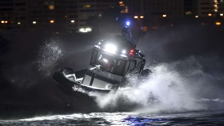 Συναγερμός στον Θερμαϊκό: Αλιευτικό προσέκρουσε σε βραχώδη ακτή – Έρευνες για επιβαίνοντες