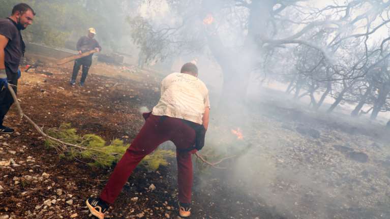 Φωτιά στα Βίλια: Γιατί δεν έχει σταλεί μήνυμα από το 112 για εκκένωση του οικισμού [Βίντεο]