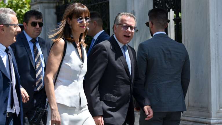 Αυγή: Προσέλαβαν στη Βουλή τη δικηγόρο σύζυγο του Γιώργου Κουμουτσάκου