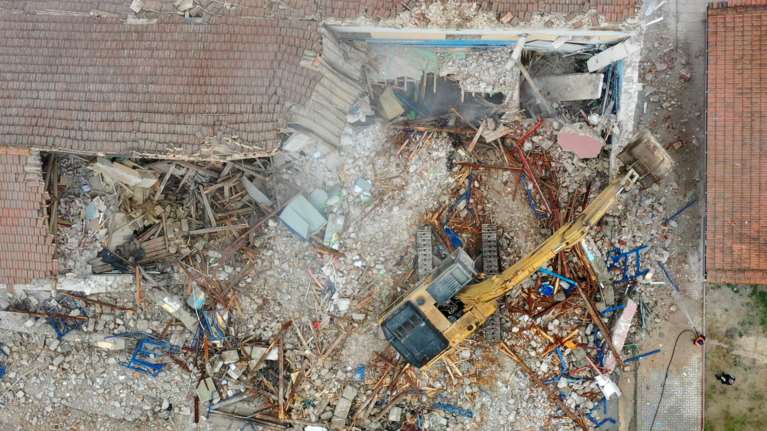 Σεισμός στην Ελασσόνα: Μαθητής της έκτης δημοτικού έφτιαξε λαμπάδες για να βοηθήσει το σχολείο που κατέρρευσε