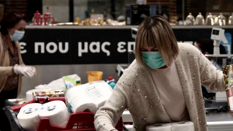 Κορονοϊός: Η μάσκα έρχεται για να μείνει - Η επιμονή των λοιμωξιολόγων και τα νέα μέτρα που εξετάζονται [Βίντεο]