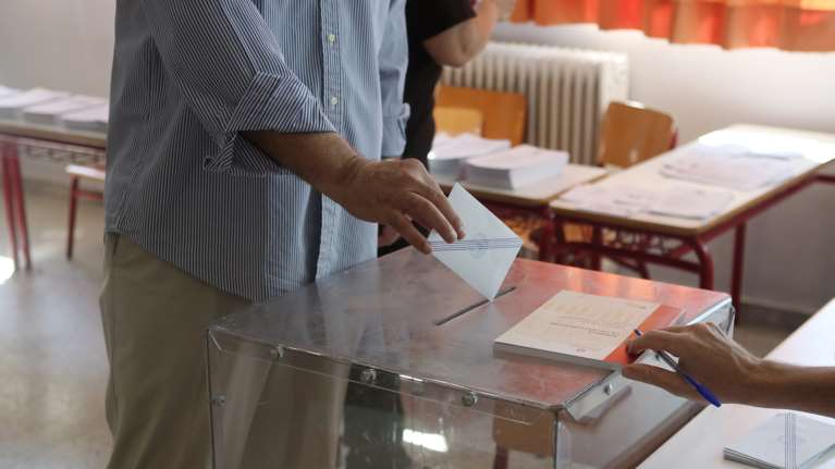 Δημοσκόπηση Metron Analysis: Κερδίζει Σαμαρά ο Τσίπρας - Μικρή άνοδος για ΝΔ, απώλειες για ΠΑΣΟΚ και Πλεύση Ελευθερίας