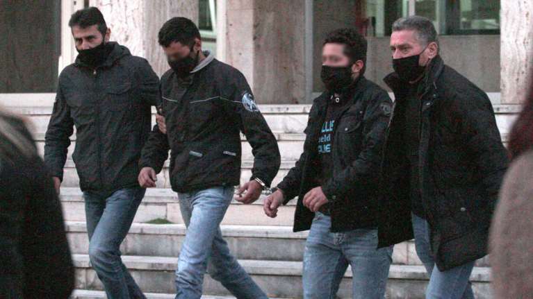 Έγκλημα στο Χαλκιόπουλο: Προφυλακιστέοι οι τρεις άνδρες μετά την απολογία τους [εικόνες]