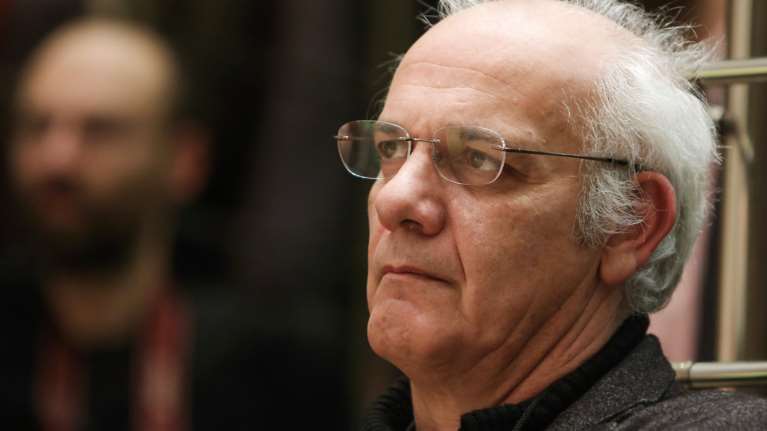 Κιμούλης: Διαμαρτυρία με πανό και συνθήματα έξω από το θέατρο που έπαιζε - Τι απάντησε ο ίδιος [βίντεο]