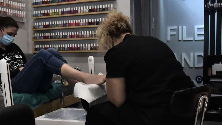 Οριστικό: Ανοίγουν την Τρίτη τα κέντρα αισθητικής για μανικιούρ και πεντικιούρ