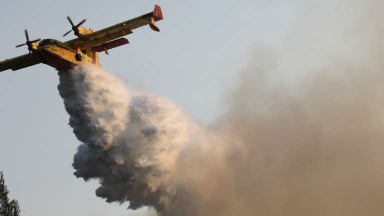 Βαρυμπόμπη: Σε ένα μέτωπο η φωτιά - Μάχη για να οριοθετηθεί
