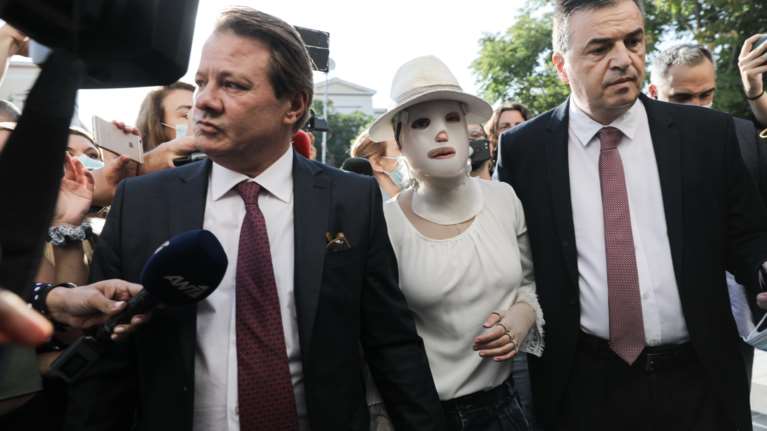 Επίθεση με βιτριόλι: Η συγκλονιστική εμφάνιση της Ιωάννας με τη μάσκα στο πρόσωπο [εικόνες - βίντεο]