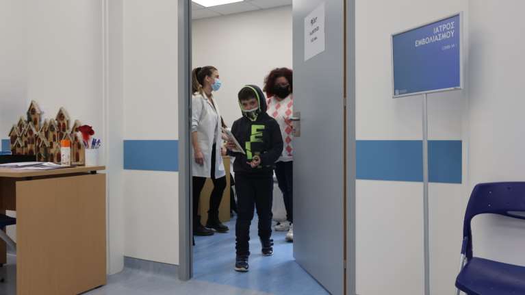 ΠΟΥ: Δεν υπάρχουν στοιχεία ότι τα υγιή παιδιά χρειάζονται αναμνηστική δόση