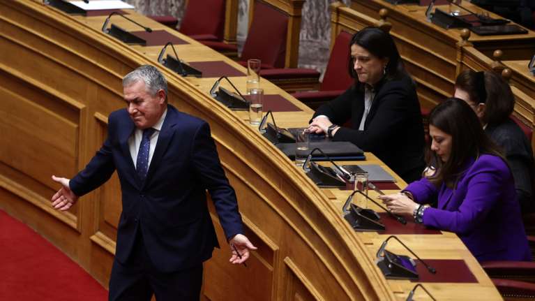 Ο αμήχανος Κυριαζίδης μετά τη σεξιστική επίθεση στην Κωνσταντοπούλου και τα &quot;παγωμένα&quot; βλέμματα των γυναικών υπουργών