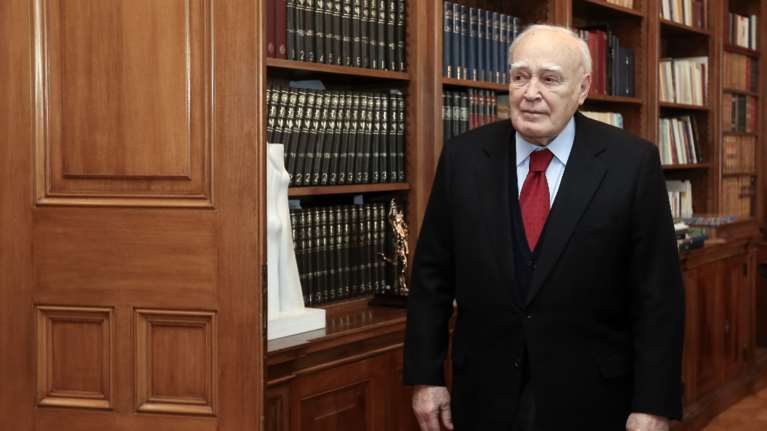 Κάρολος Παπούλιας: Η πίκρα του για τα συνθήματα των &quot;Αγανακτισμένων&quot; το 2011 - Ο επικήδειος του στενού συνεργάτη του